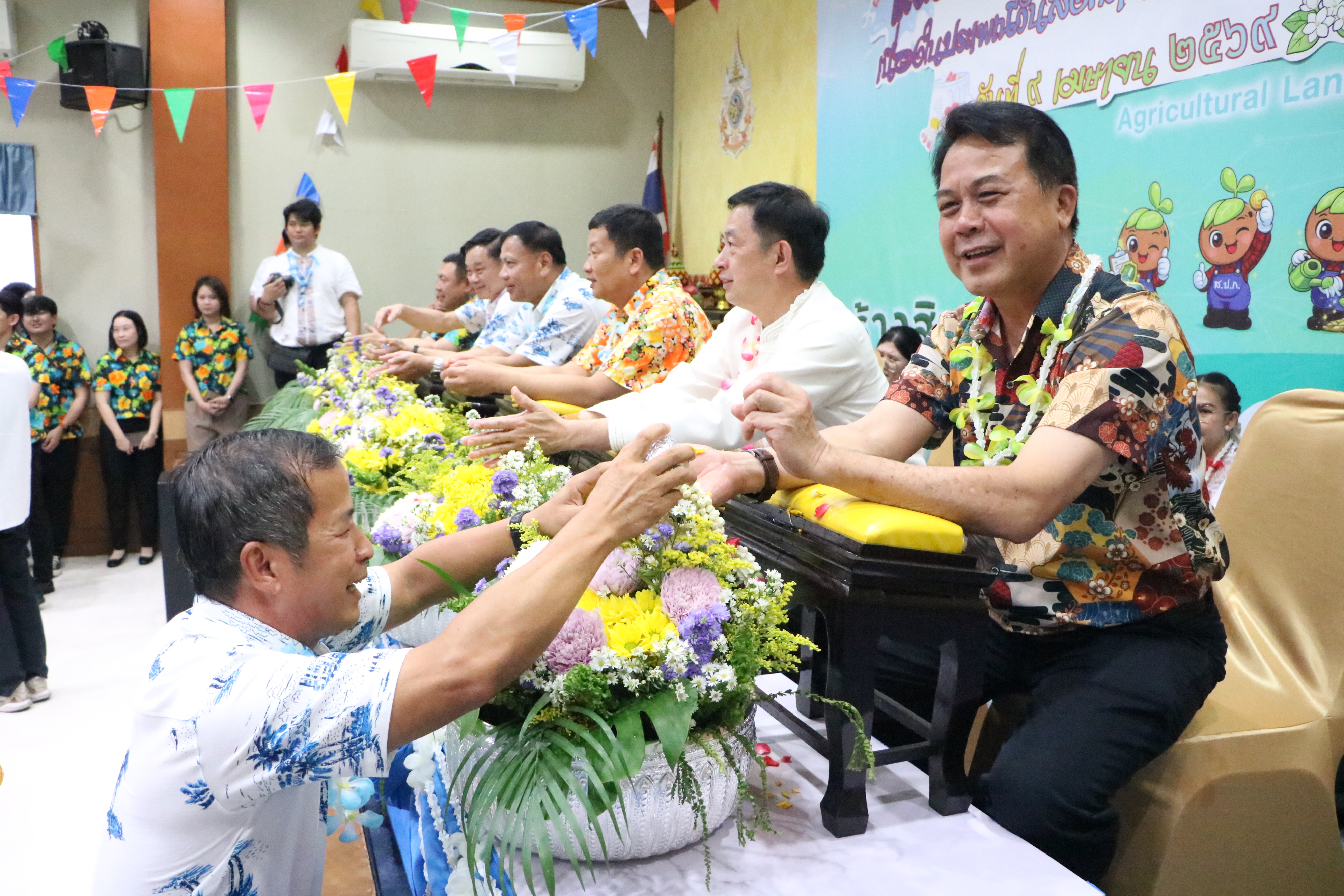 title - ชุ่มฉ่ำ! ชาว ส.ป.ก. ร่วมสรงน้ำพระพุทธรูป และรดน้ำขอพรผู้บริหาร เนื่องในประเพณีวันสงกรานต์ ประจำปี 2569 บรรยากาศเต็มไปด้วยความชื่นมื่นชุ่มฉ่ำ